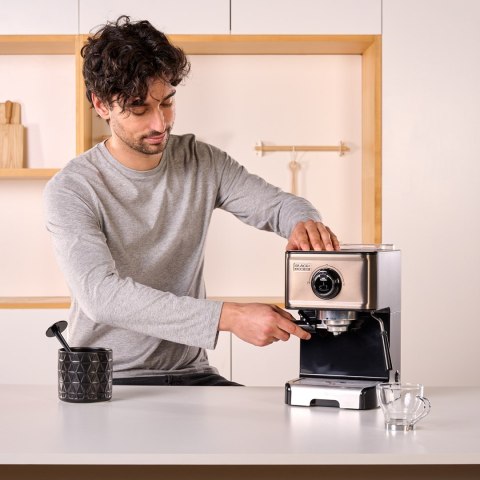Ekspres ciśnieniowy kolbowy Black+Decker BXCO1200E 1200W | 15 bar | 1,2l | spieniacz do mleka