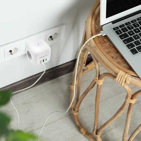 Kostka zasilająca przedłużacz 6w1 z podświetlanym włącznikiem | 3x AC | 2x USB | 1x USB-C PD 20W | biała Qoltec