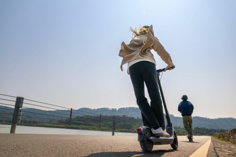 Hulajnoga elektryczna Segway-Ninebot KickScooter E2 PRO D