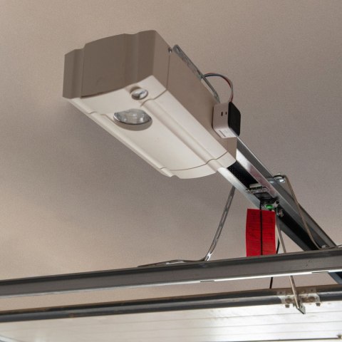 Yale Inteligentny sterownik do bram 1x Smart Opener , 1x Door Position Sensor, 2x Dodatkowy kabel, 2x Taśma instalacyjna