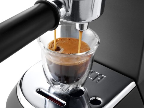 Ekspres ciśnieniowy DeLonghi Dedica Style EC 685.BK (1350W; kolor czarny) (WYPRZEDAŻ)