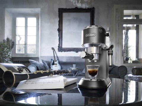 Ekspres ciśnieniowy DeLonghi Dedica Style EC 685.BK (1350W; kolor czarny) (WYPRZEDAŻ)